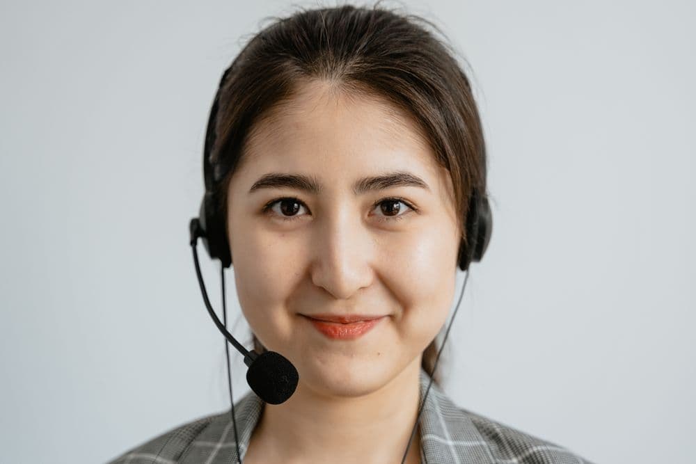 Atendente com headset, em sala clara