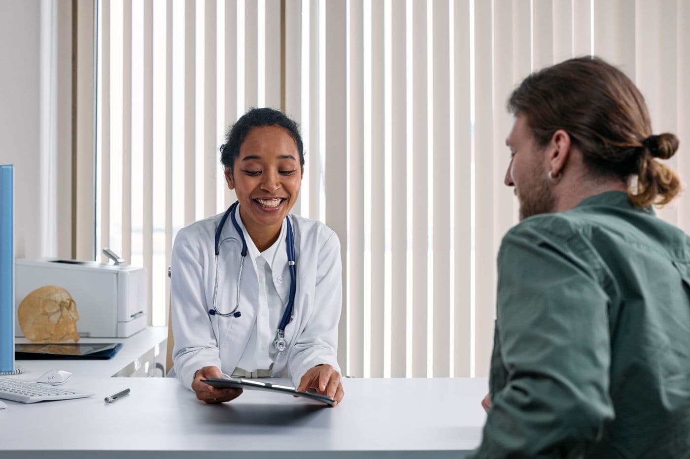 Médica sorrindo durante a consulta com um paciente